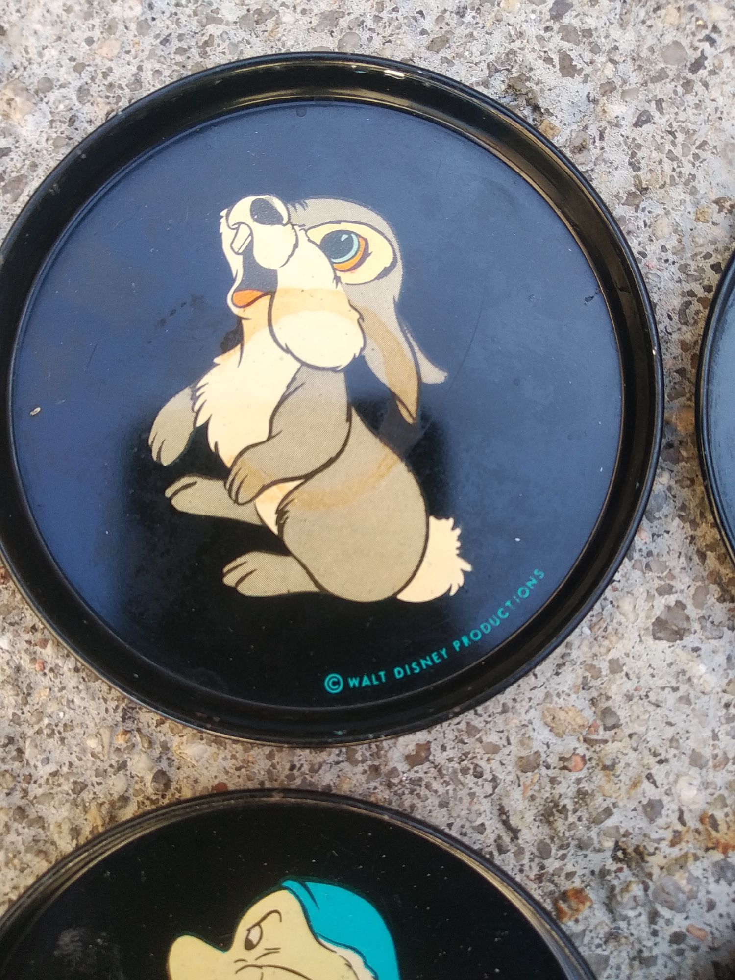 Pratinhos em metal e bonecos antigos da Disney