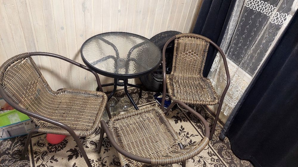 Продам столик з кріслами стан задовільний