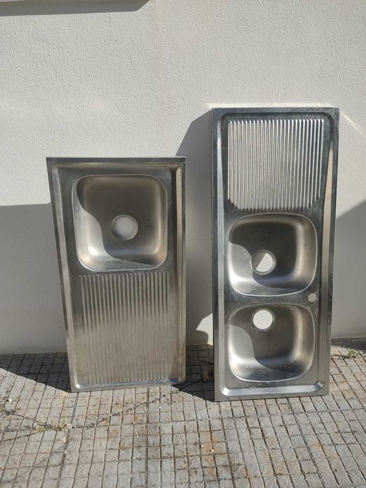 Duas pias de cozinha usadas