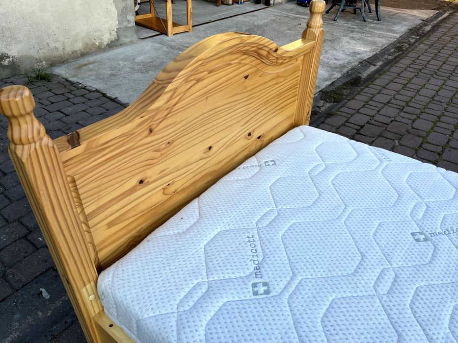 Łóżko drewniane 100 x 200 z materacem
