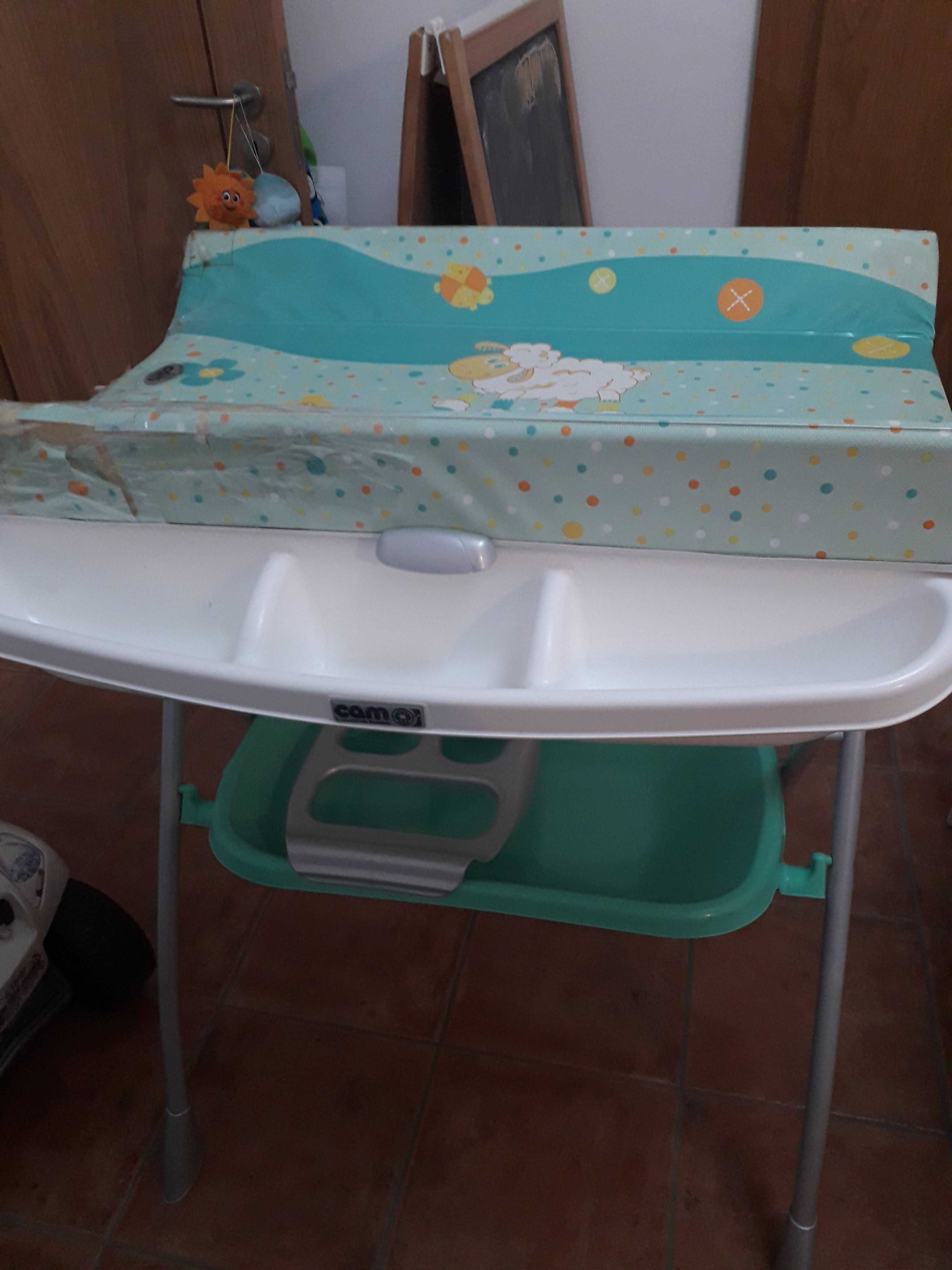 Fraldário com banheira e arrumação.