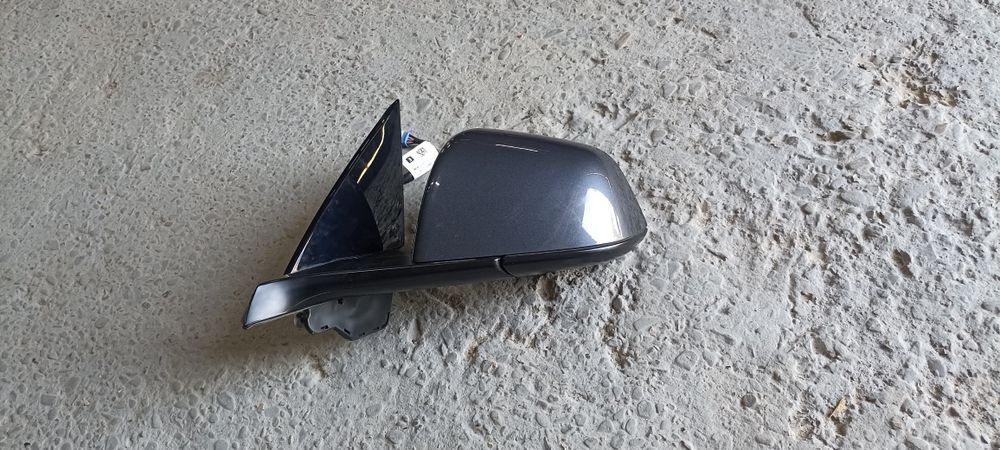 TESLA MODEL Y  є в наявності дзеркала