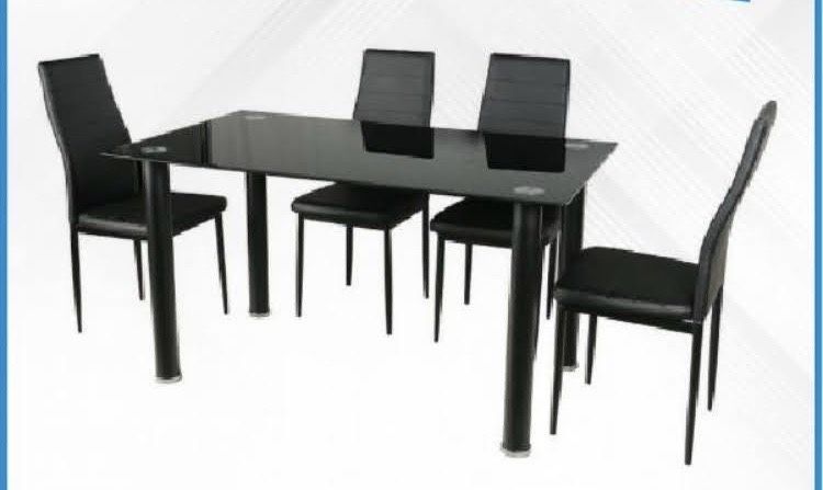 Mesa de vidro preto com 4 cadeiras