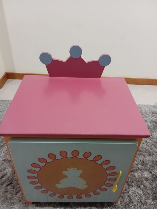 Móvel Infantil com Design de Coroa e Ursinho