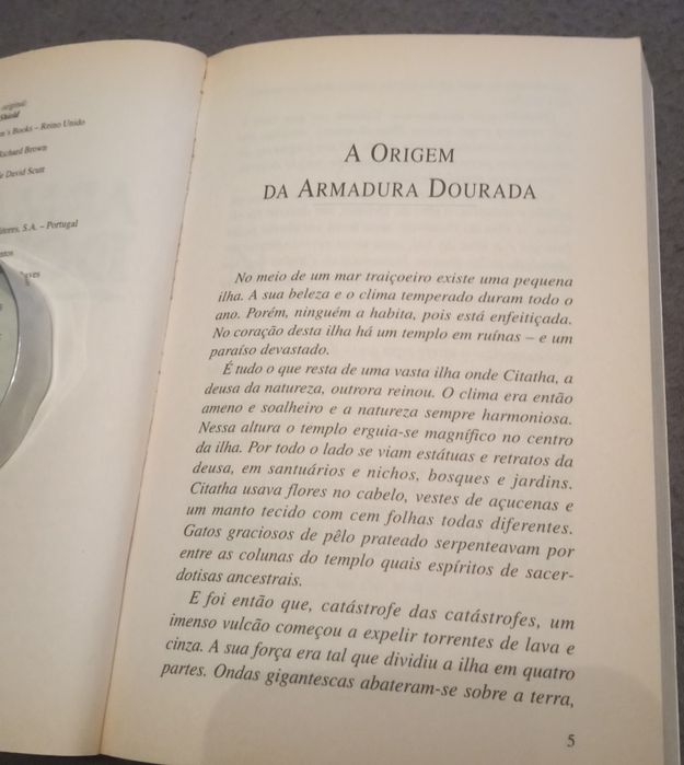 Livro A Armadura Dourada "O Escudo" Usado