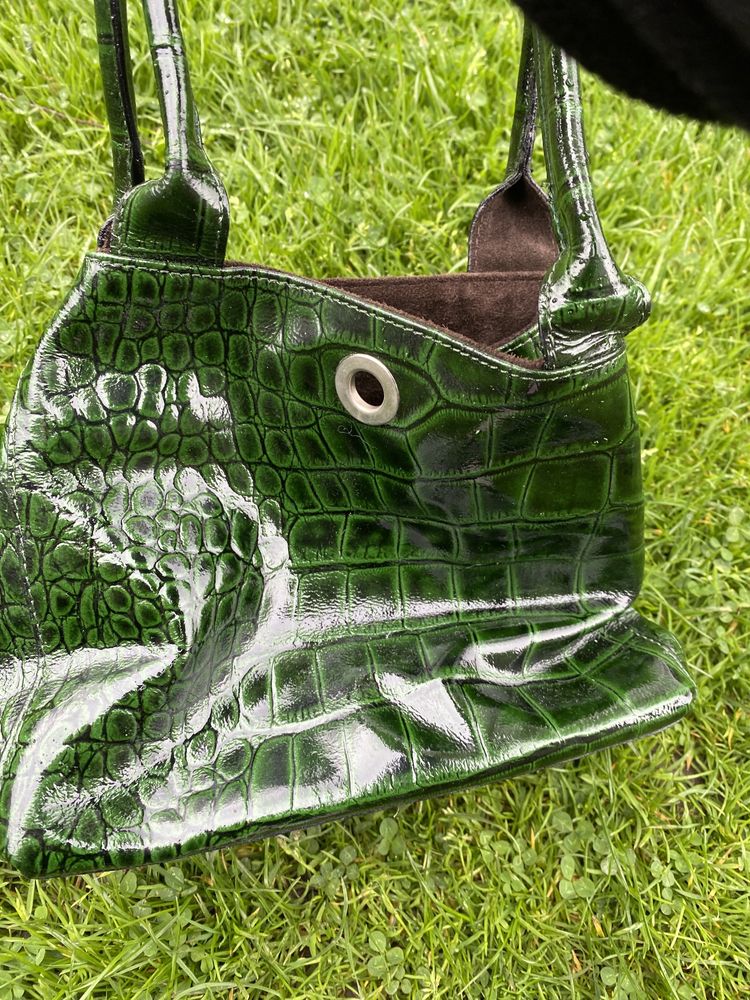 Sliczna butelkowa zieleń torebki ,wykonana ze skory lakierowanej