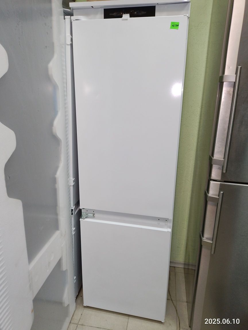Холодильник вбудований Indesit INC18T311, висота 177.7 см, NoFrost