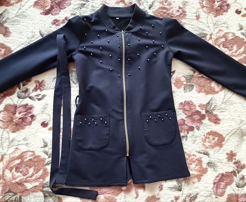 Elegancki granatowy cardigan szkolny z koralikami - roz. 122