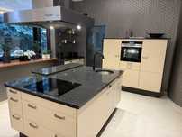 Piękna kuchnia z wyspą firmy SieMatic + sprzęt AGD – stan idealny!