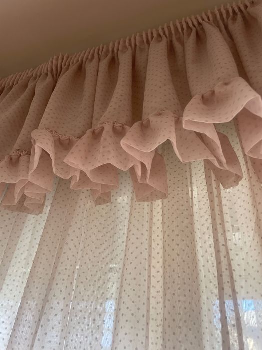 Cortinas brancas e rosa