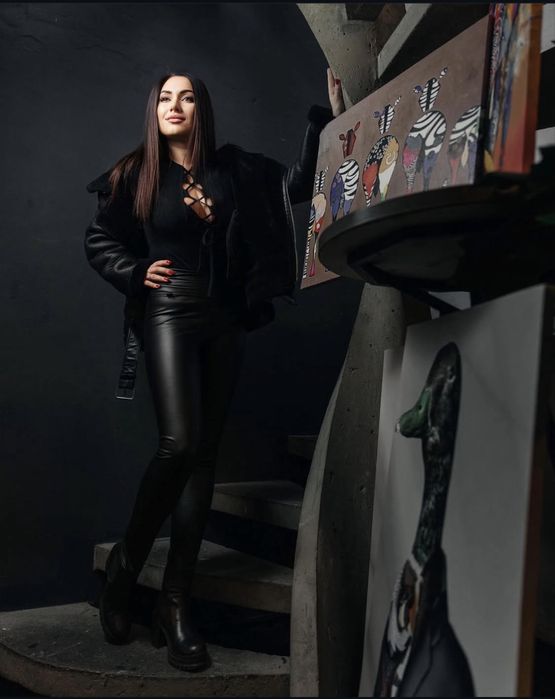 Продам дубленку женскую черную состояние идеал размер L