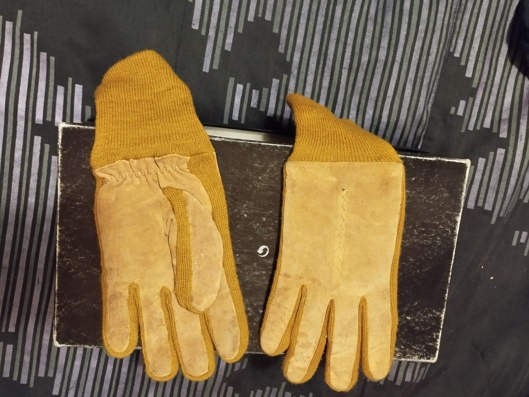 Luvas de senhora amarelas