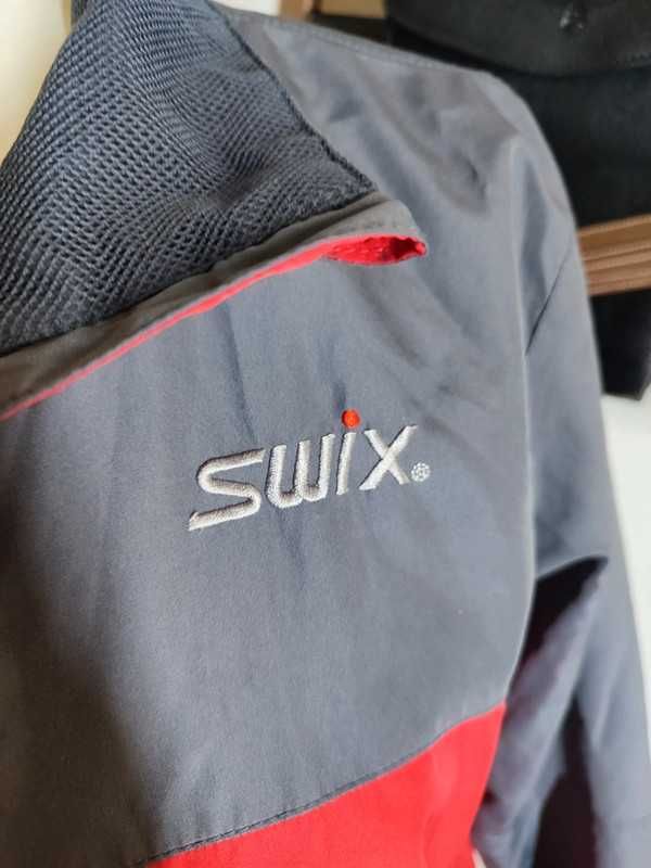 Sportowa wiatrówka Swix czerwona z szarymi rękawami M
