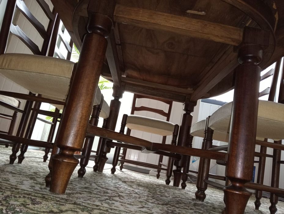 Mesa de sala em madeira maciça, com 8 cadeiras estofadas