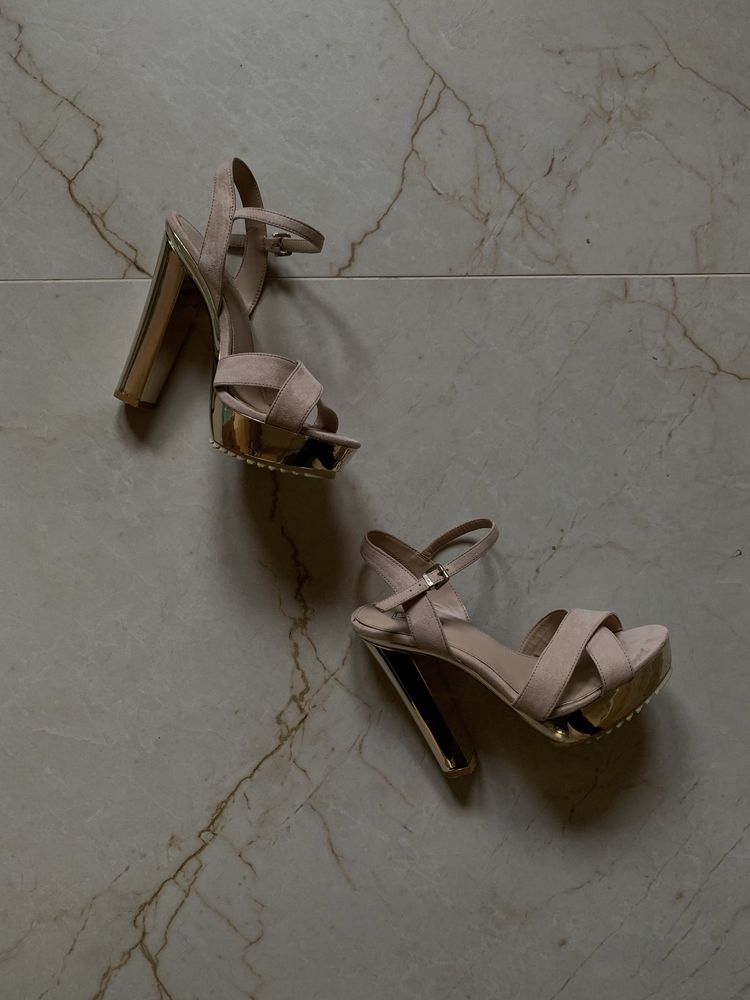 Sandaly na slupku obcasie obcasy złote Kurt Geiger 38