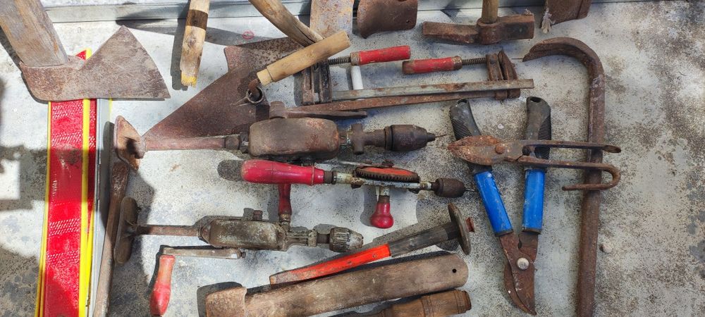 Várias ferramentas algumas antigas