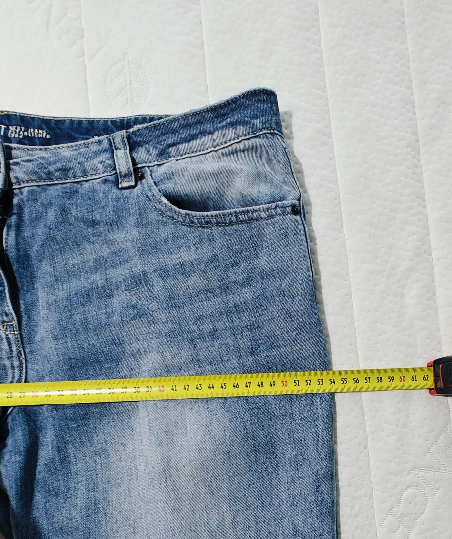 Damskie dżinsy straight jeans z dziurami i przetarciami