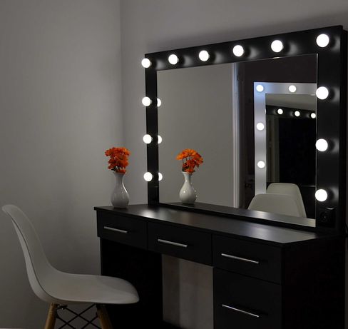 Туалетный столик и макияжное гримерное зеркало с подсветкой