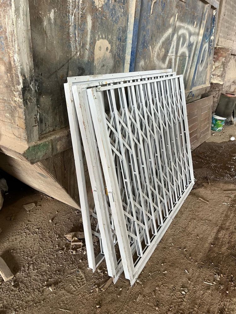 Grade de proteção extensiva  de ferro para janelas