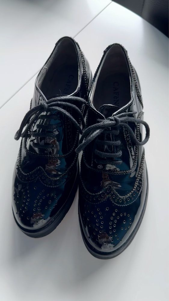 Sapatos verniz preto com atacadores