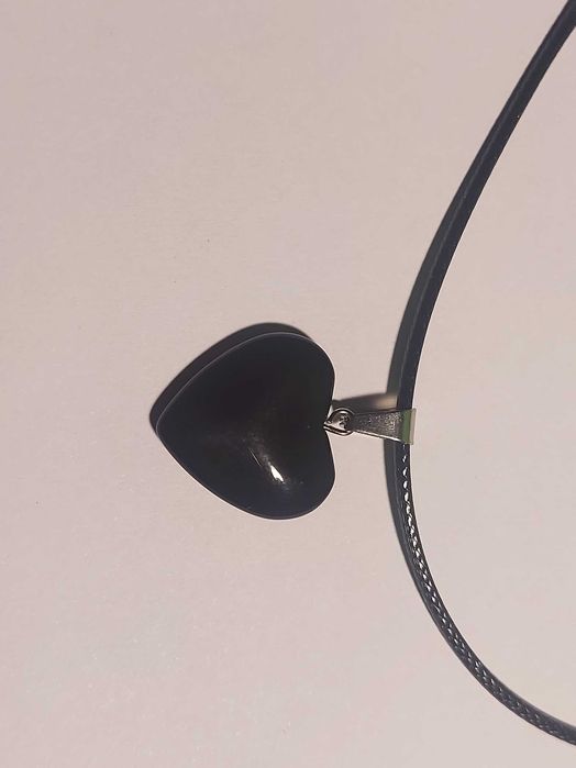 Colar Coração Preto – Pingente, Fio Preto Leve e Ajustável
