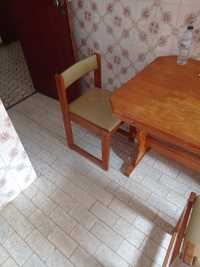 Mesa de madeira usada e duas cadeiras