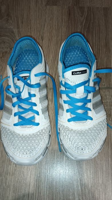 Кросівки adidas climacool з сірими деталями та синіми шнурками.