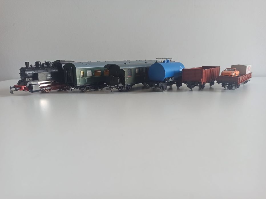 Kolejka Piko z wagonami i torami