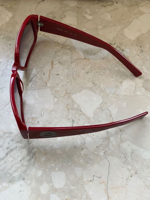 Okulary przeciwsłoneczne Levi’s czerwone z futerałem