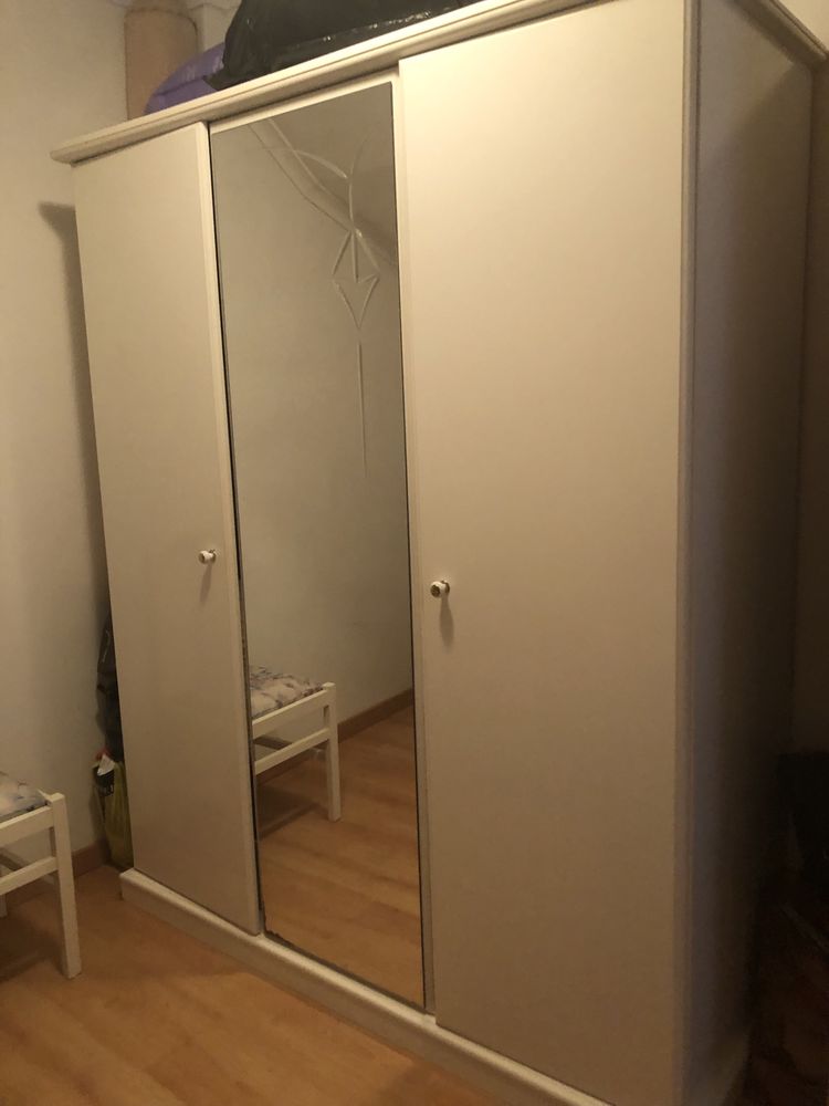 Quarto de casal branco em bom estado para desocupar