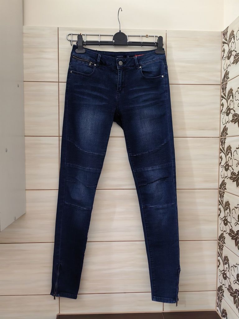 Granatowe jeansy Reserved slim W28 L34