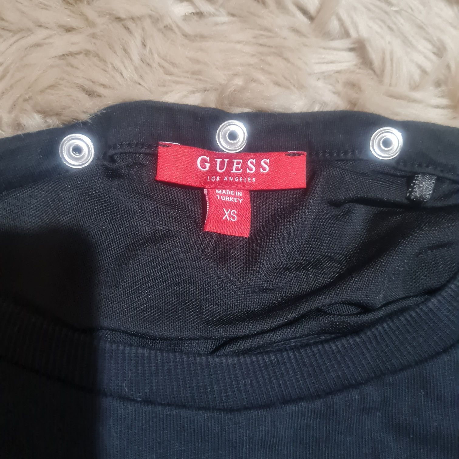 Guess czarna bluza crop top z dużym logo r. XS można nosić na 2 sposob
