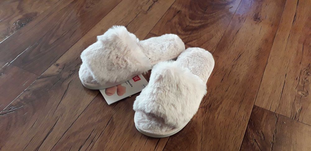 Nowe jasno różowe damskie kapcie domowe z futrem Cleve Rozmiar 36/37