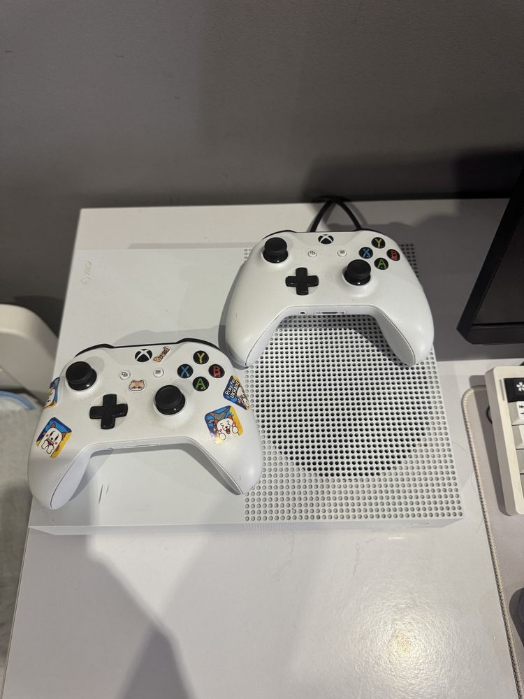 Xbox one S- відмінний стан 1 тб
