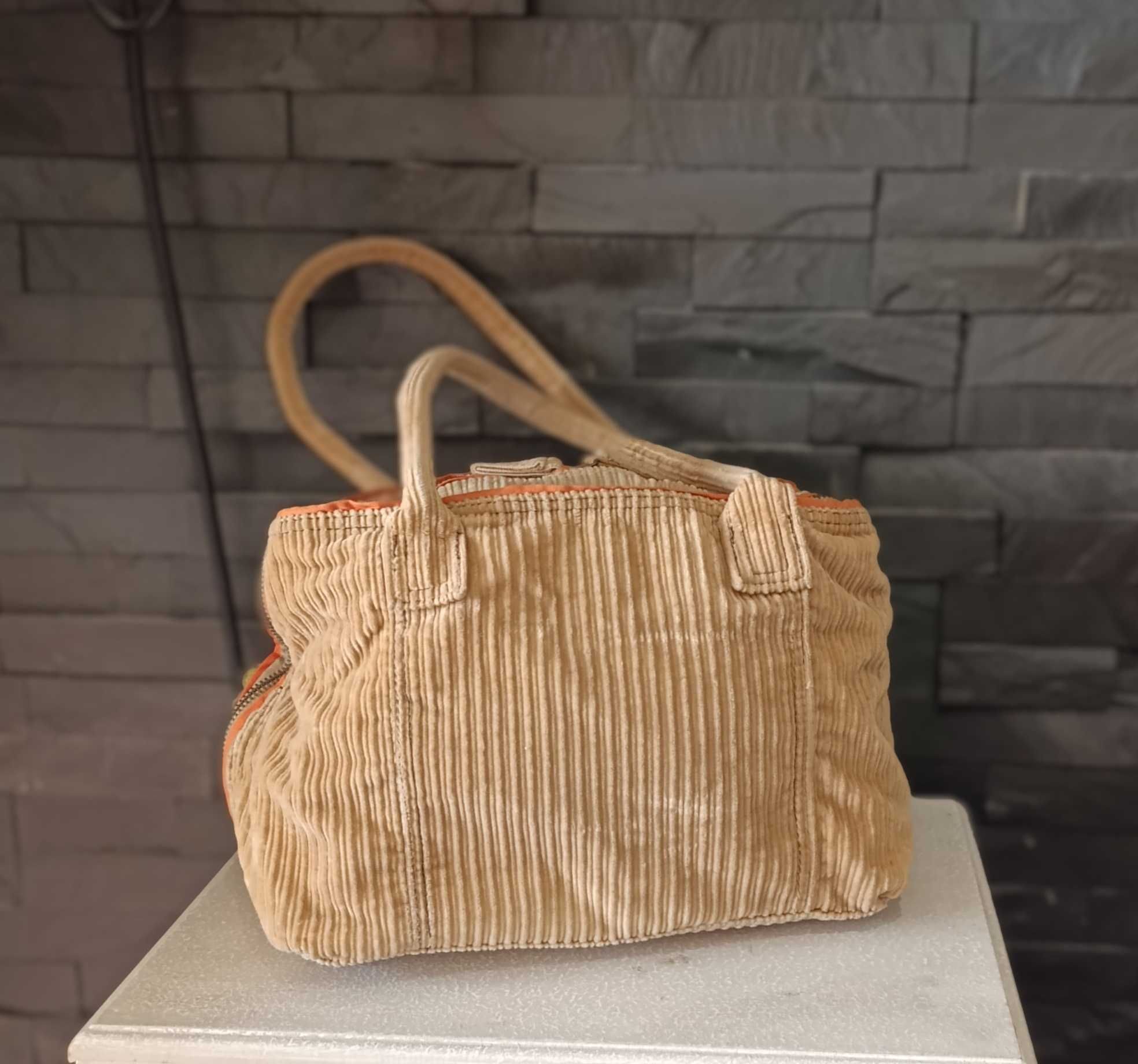 Carteira Bombazine larga, bolso exterior c/ aplicações -  Bershka
