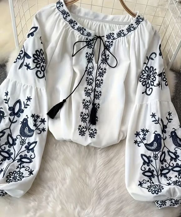 Продаю жіночу блузу, відьний крій, з принтом