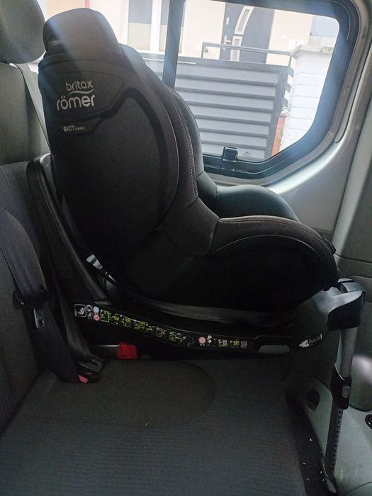 Fotelik samochodowy Britax Romer z bazą ISOFIX czarno sza