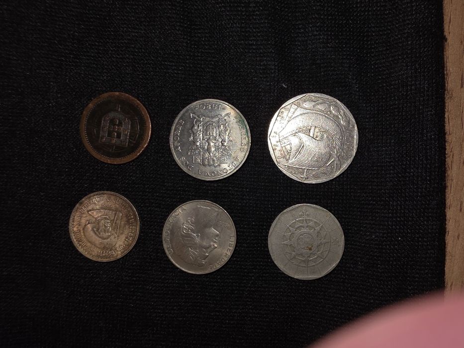Moedas difrentes escudos