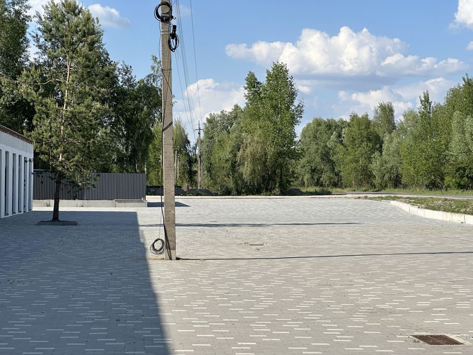 Приміщення під ваш бізнес. Вʼїзд в котеджне містечко.