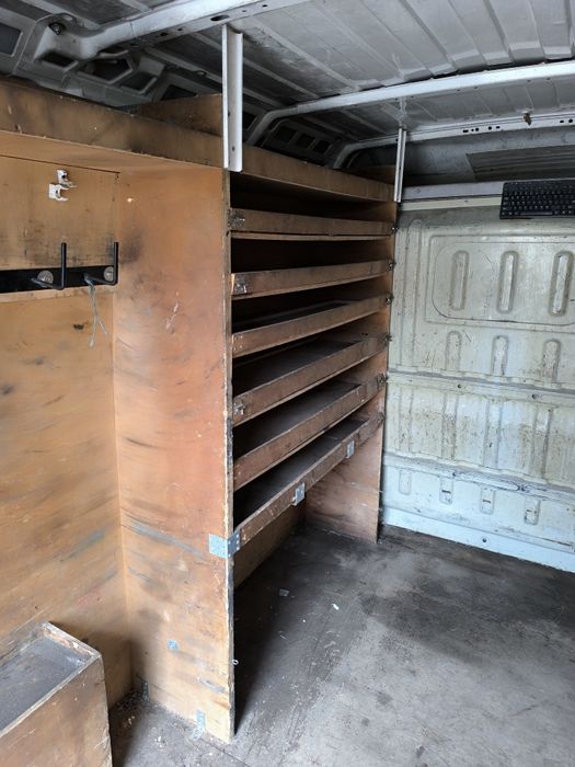 Zabudowa busa regały warsztat