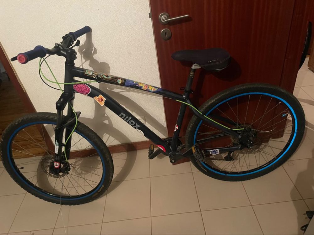 Bicicleta azul com adesivos