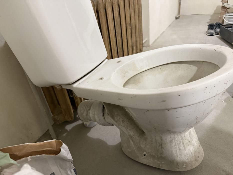 Унітаз з працюючим бачком