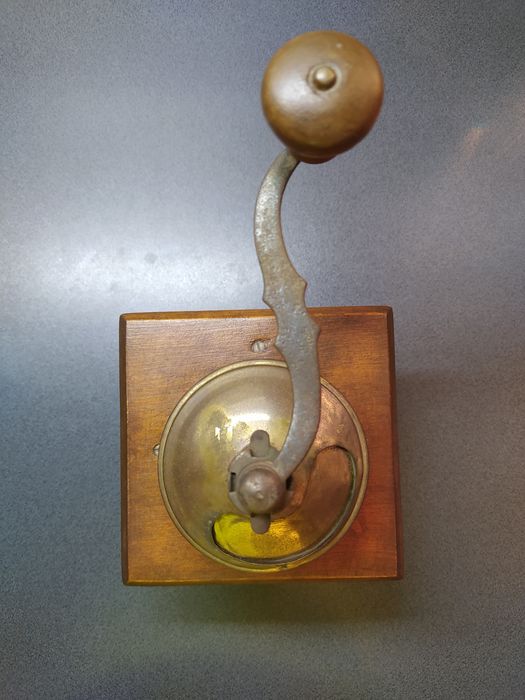 Stary drewniany młynek do kawy