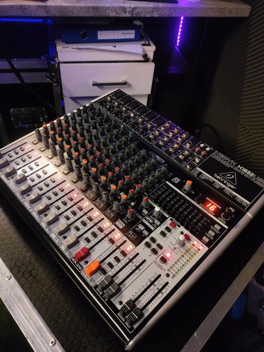 Mixer Behringer Xenyx X1832USB