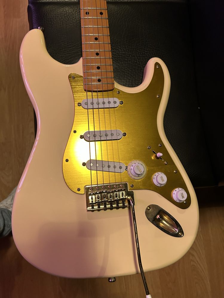 Fender stratocaster custom personalizada gold hardware e afinador