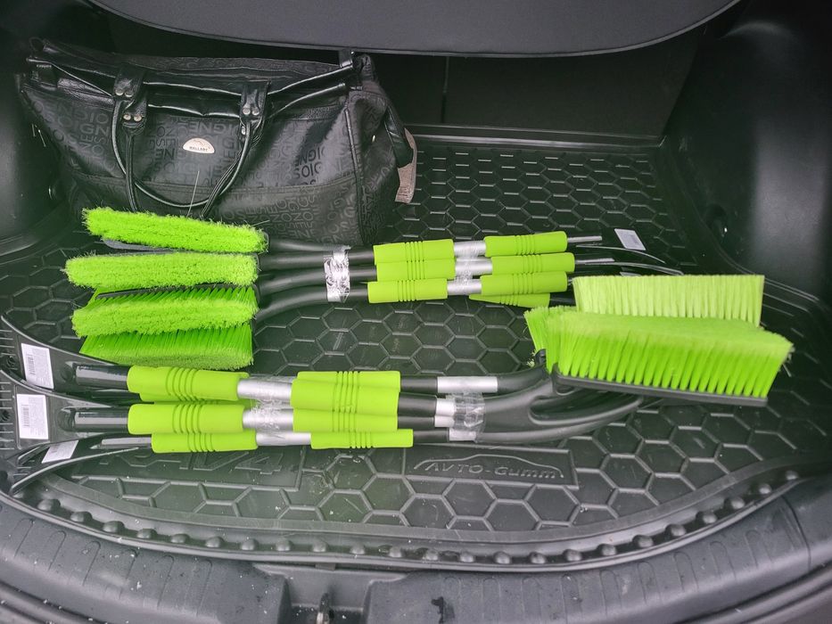 Щітка телескопічна для снігу зі скрибком автомобільна.