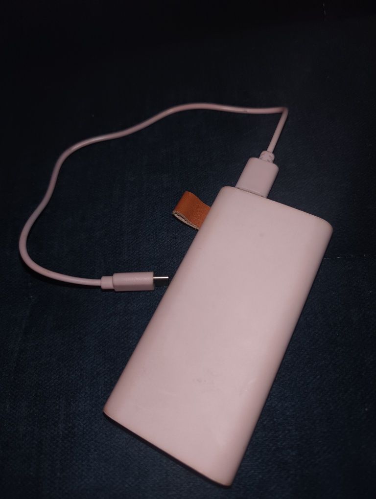 Różowy powerbank 6000mAh idealny do torebki