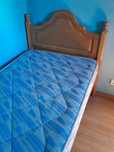 Cama de solteiro com colochao mais mesinha de cabeceira