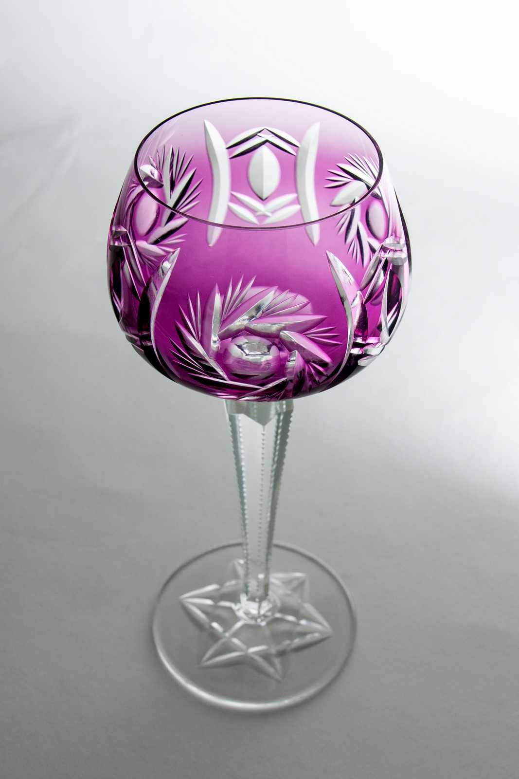 Purpurowy kryształowy kieliszek remer  Baccarat Val Saint Lambert?