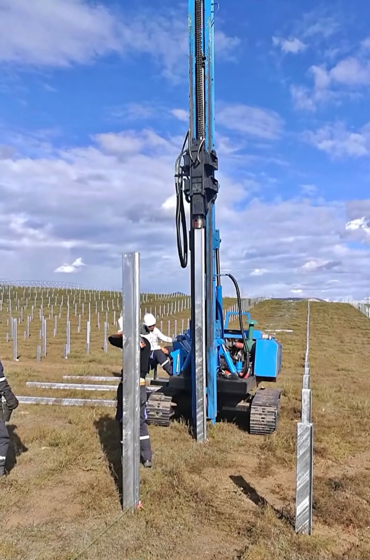 Cravamos estacas para estructuras de paineis fotovoltaicos e vedações.